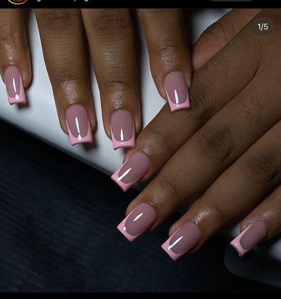 Pose d'ongles rose