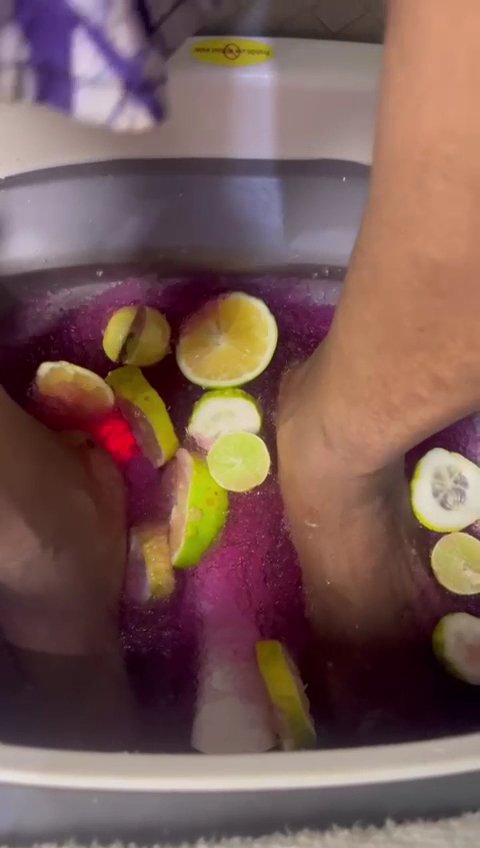 Bain de pieds aux agrumes lors d'une pédicure spa